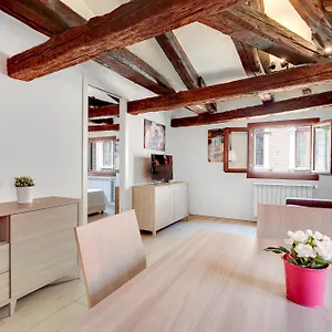 https://ca-moderna-2.hotelslidodijesolo.com